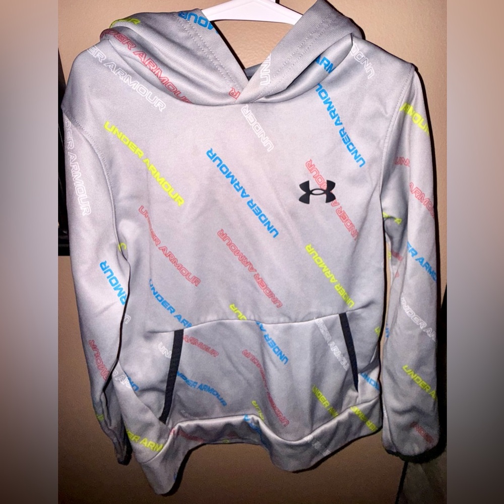 Under Armour Boys' Pullover Hoodie grey with a multicolored logo!